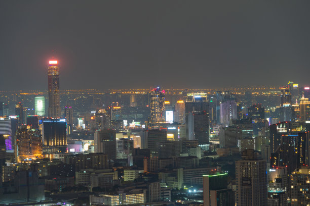 泰国曼谷市区天际线的鸟瞰图。亚洲智慧城市的金融区和商业中心。夜间的摩天大楼和高层建筑。图片下载