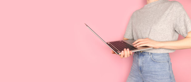 横幅上的女子手里拿着笔记本电脑。图片下载