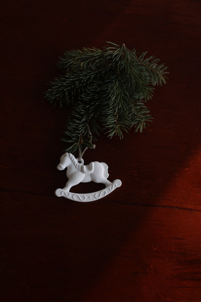 圣诞树，玩具马，礼品盒，松果上的木桌背景顶视图。新年家装图片下载