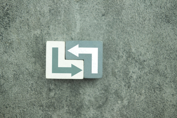 木块与两个箭头图标移动到一起的方式。图片下载