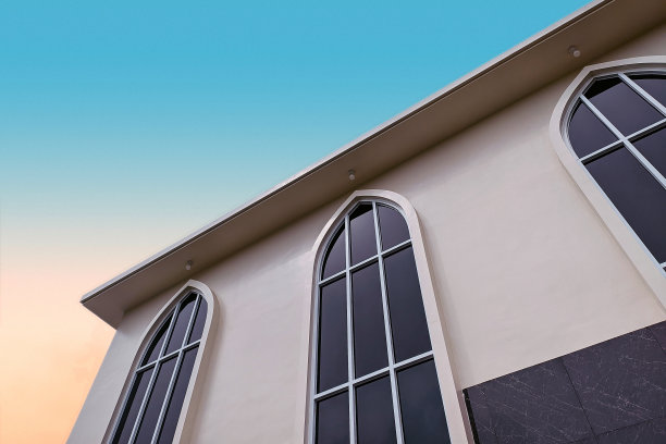 以蓝天为背景的清真寺图片下载