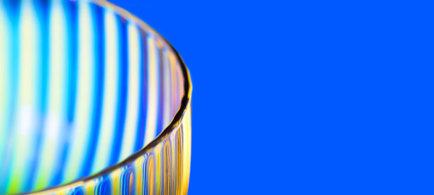 鸡尾酒会的霓虹灯玻璃。一张全息背景上的特写照片。现代优雅的香槟酒杯。图片下载