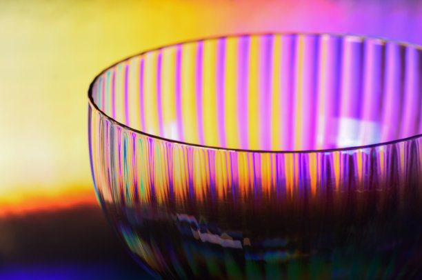 鸡尾酒会的霓虹灯玻璃。一张全息背景上的特写照片。现代优雅的香槟酒杯。图片下载