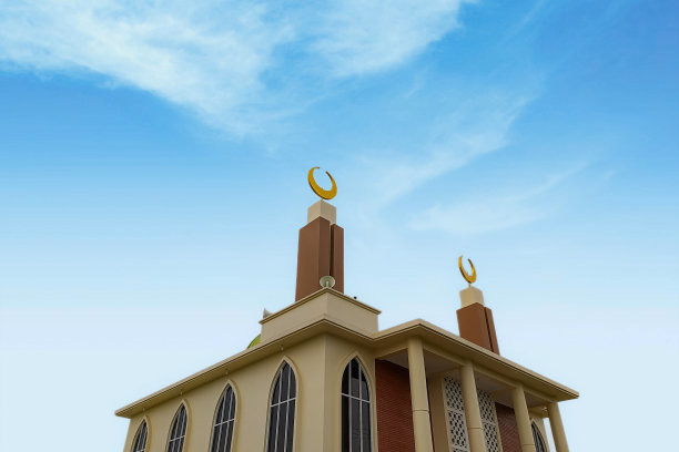 以蓝天为背景的清真寺图片下载