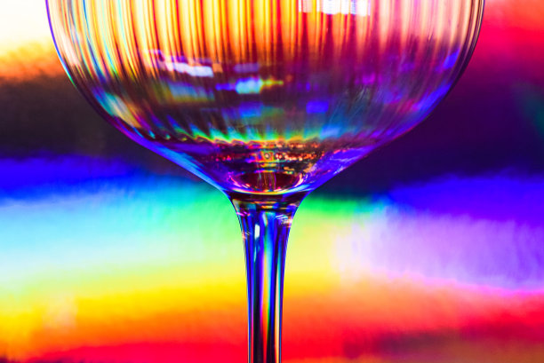 鸡尾酒会的霓虹灯玻璃。一张全息背景上的特写照片。现代优雅的香槟酒杯。图片下载