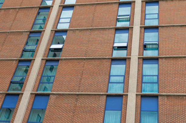 红砖建筑的蓝色窗户图片下载