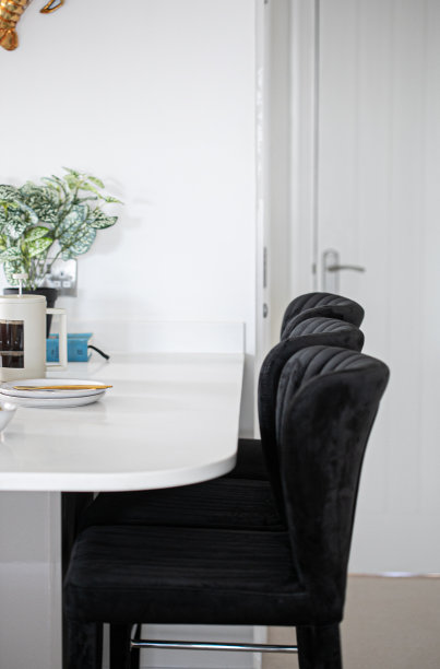 厨房吧台的侧面照片图片下载