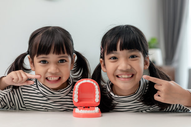 小女孩脸上带着快乐和清凉的微笑。显示的牙齿。图片下载