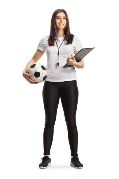 全长肖像的女足球教练与哨子拿着一个剪贴板和一个球图片下载