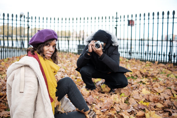 一个耳聋的女模特正对着相机摆姿势让摄影师拍照图片下载