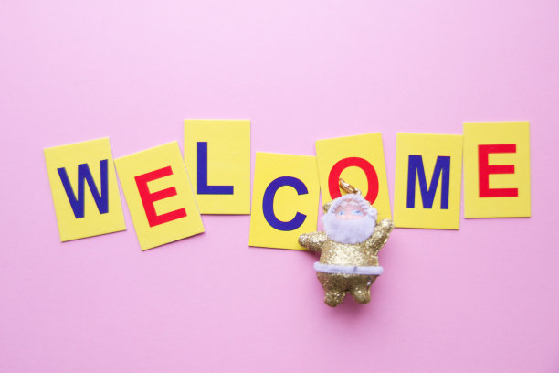 概念，铭文从黄色立方体在木制表面图片下载