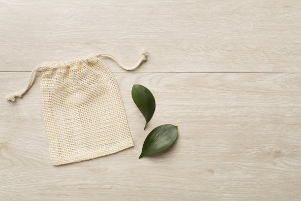 木制背景上的小生态袋。前视图。图片下载