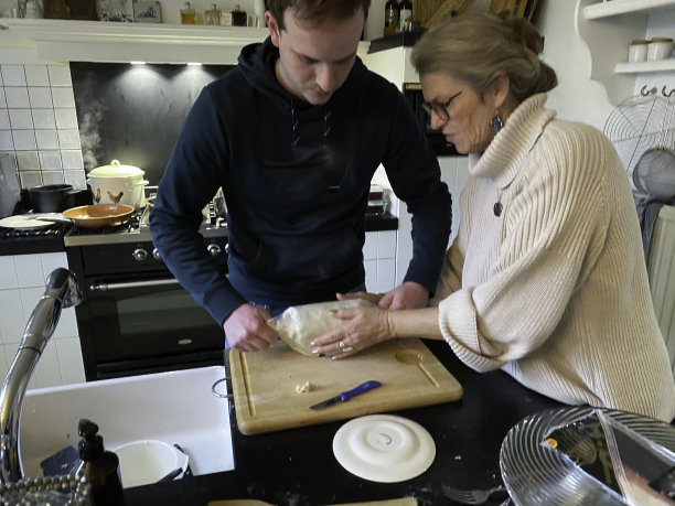 制作惠灵顿牛肉图片下载