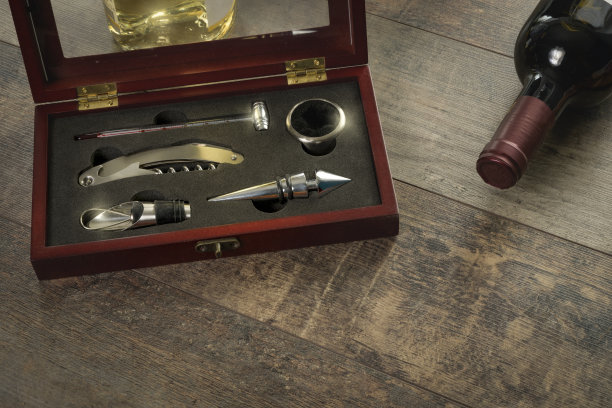 开酒、储酒、控酒礼盒。额外的塞子，开瓶器，开瓶器，温度计。在纹理表上。特写镜头。放置文本的地方图片下载