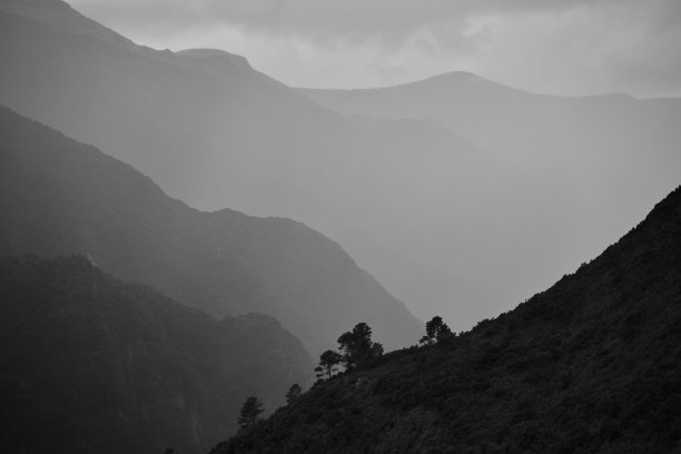 在马德拉岛旅行，山脉黑白，视点图片下载