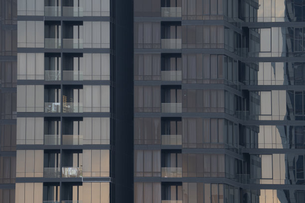 城市高层公寓建筑的现代玻璃立面图片下载