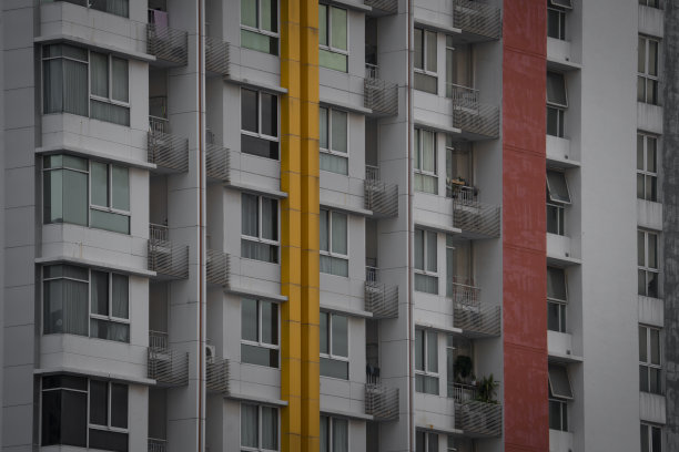 城市高层公寓楼的旧混凝土立面图片下载