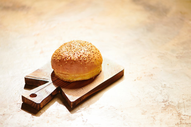 木板与汉堡面包在黑暗的背景图片下载