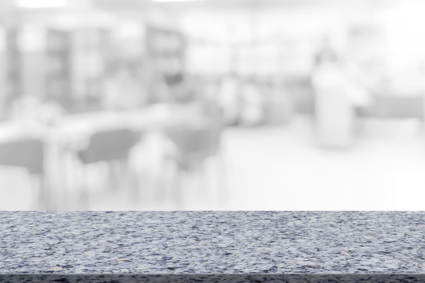 大理石桌子与图书馆模糊背景图片下载