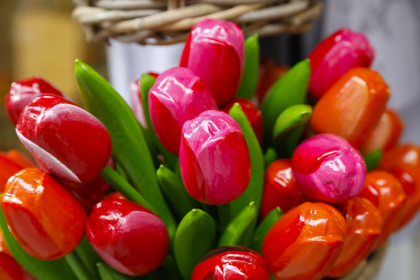 用木头做的人造郁金香图片下载