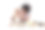 非裔美国卷发女孩试图用勺子喂她的小妹妹，婴儿吃健康的自制婴儿食品，女儿帮助母亲照顾婴儿孩子，童年婴儿护理理念图片下载