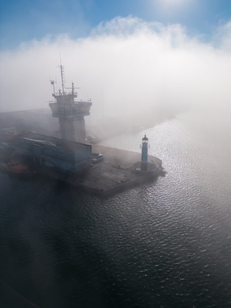 大雾海上的灯塔。保加利亚瓦尔纳图片下载