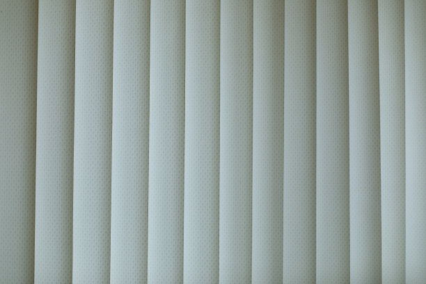 窗帘质地。室内窗帘。垂直的线。图片下载