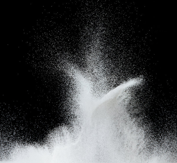 百万白沙爆炸，照片形象的雪花落下阵雨，大雪纷飞。冻结拍摄在黑色背景隔离覆盖。微细盐砂作为粒子科学图片下载