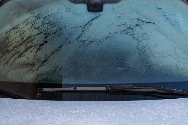 在冬天寒冷的一天，汽车的挡风玻璃结冰了图片下载