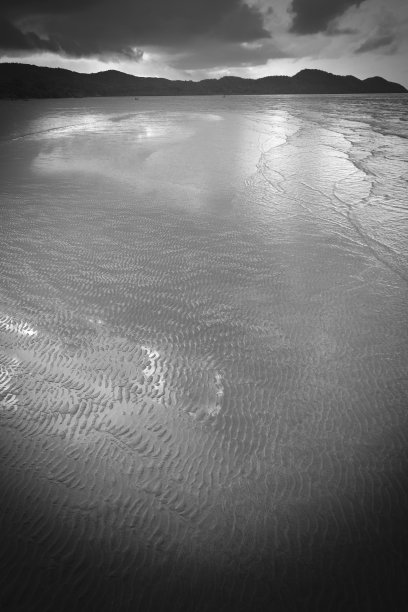 岩石海岸展示了数百万年的侵蚀和风化，具有戏剧性的纹理、形状和轮廓图片下载