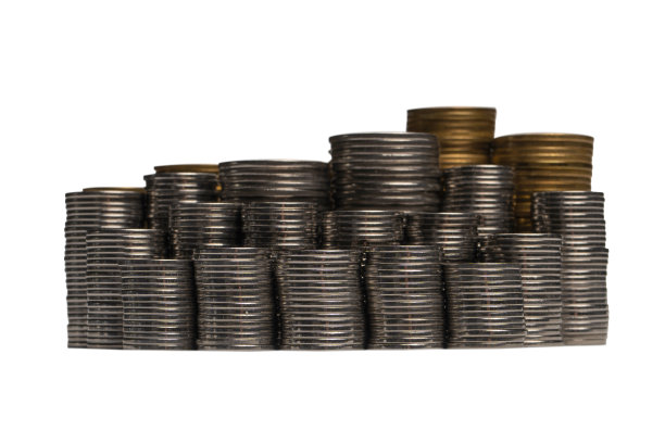 白色背景上孤立的一堆硬币。图片下载