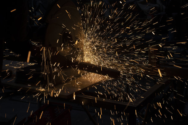 在黑暗中切割金属会产生大量火花。图片下载