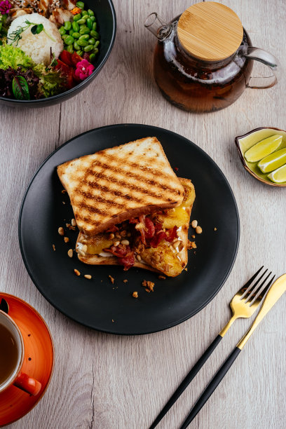 三明治里有培根、鸡蛋和坚果，放在盘子里图片下载