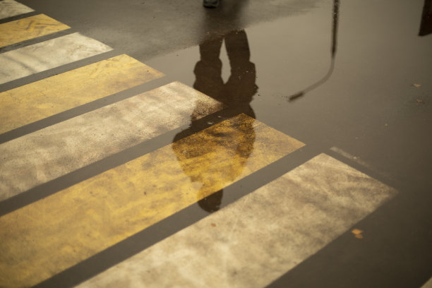 雨中行人过马路。图片下载