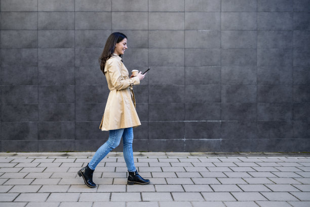 女子使用智能手机图片下载