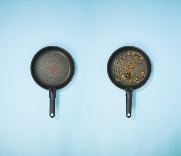 蓝色地板上的食物盘干净和脏图片下载