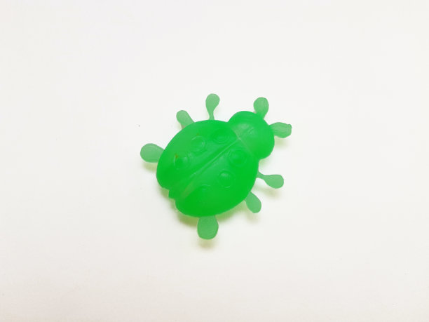 白色背景上一个简单的绿色昆虫玩具图片下载