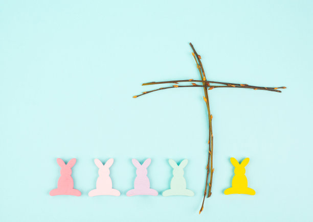 复活节兔子或兔子与宗教十字架柳枝制成，基督教春季假期，贺卡图片下载