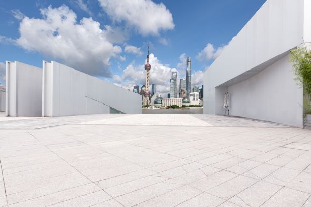 现代建筑外观前的空一楼。图片下载