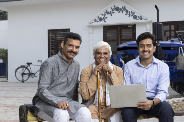 印度农民在村庄与银行代理人讨论文件。图片下载