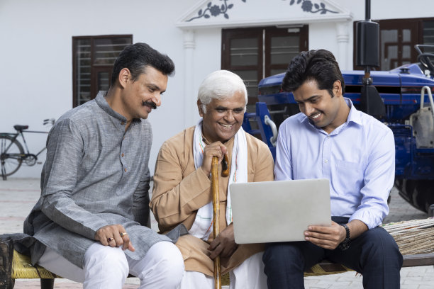 印度农民在村庄与银行代理人讨论文件。图片下载