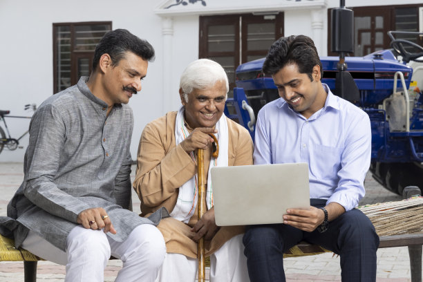 印度农民在村庄与银行代理人讨论文件。图片下载