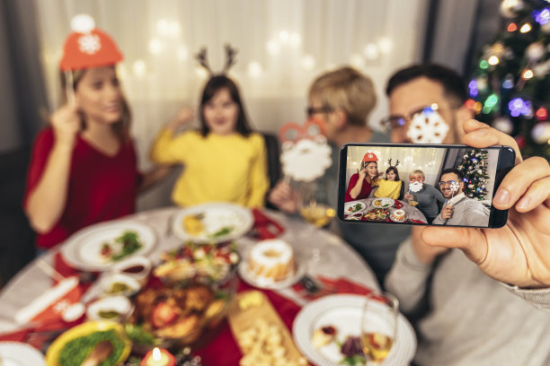 家人在家里吃圣诞晚餐自拍照片。图片下载