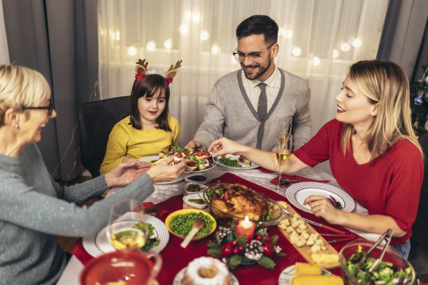快乐的几代人在一起享受午餐在家里。家人在家里吃圣诞晚餐图片下载