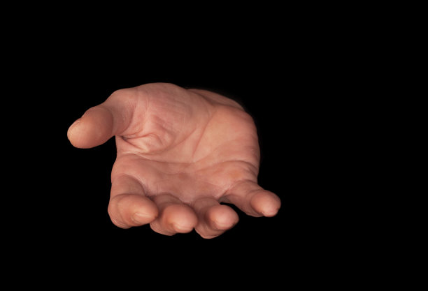 男性的手在黑暗的背景，显示空询问的手。祈祷之手带着对宗教和上帝的信仰。希望、爱和奉献的力量。图片下载