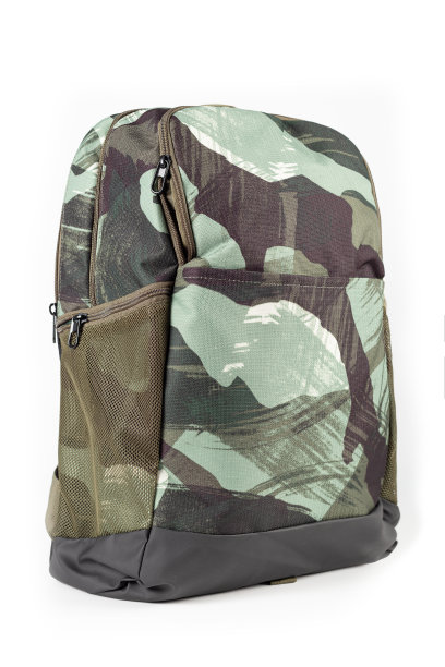 绿色迷彩防撕裂背包孤立在白色背景图片下载