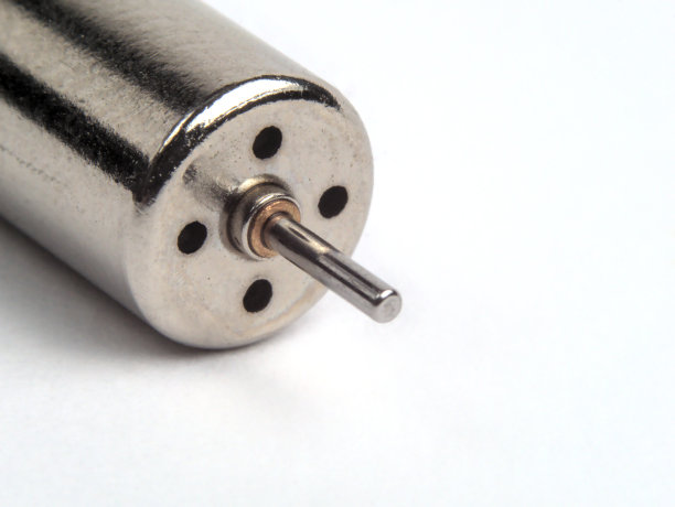 无人机微电机长轴，微距拍摄，孤立在白色背景上图片下载