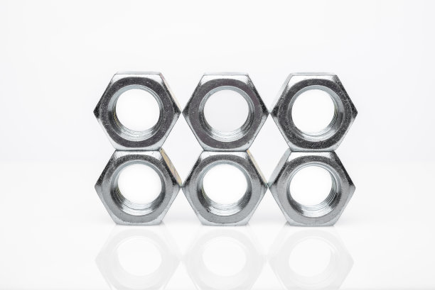 一套钢螺母。在一个孤立的白色背景上。图片下载