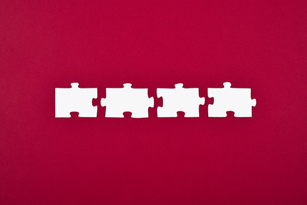 四个白色拼图在红色或洋红色背景上孤立。一个问题或问题的现成解决方案的概念。图片下载