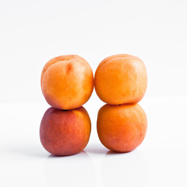 白色背景上堆积的油桃特写镜头图片下载